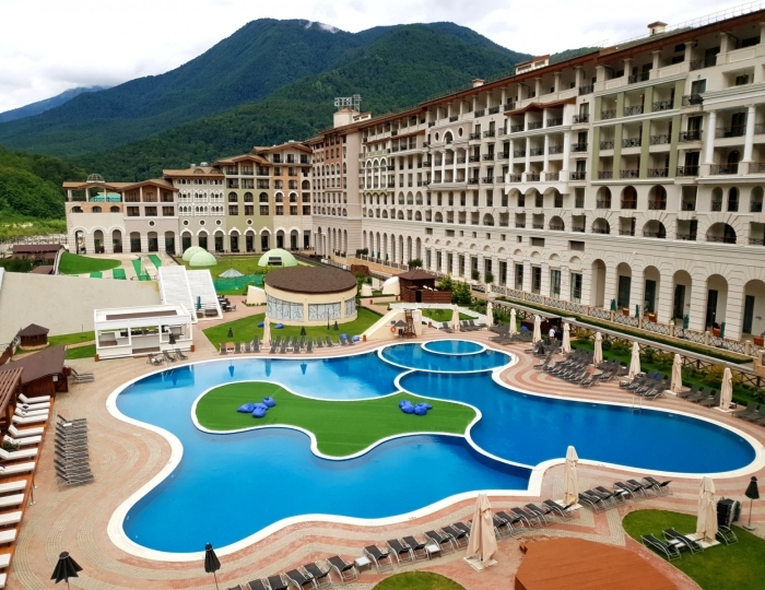 Открытый бассейн - Отель Марриотт Красная Поляна / Sochi Marriott Krasnaya Polyana